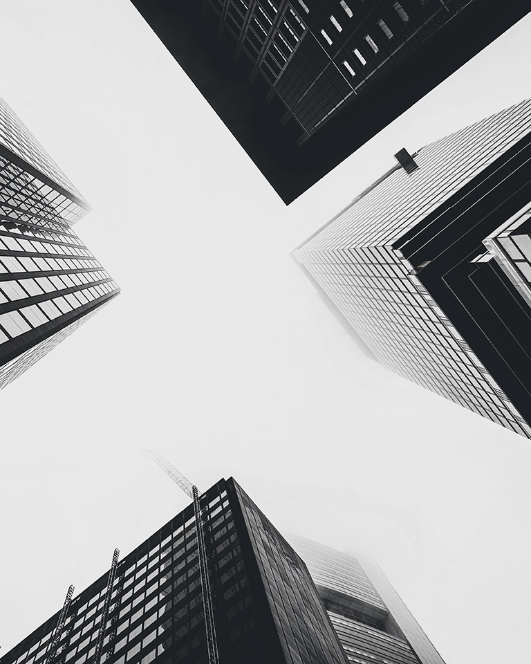 tiro-angulo-modernos-edificios-ciudad-cristal